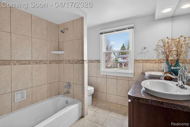 3679 Heatherwood Court, Rochester Hills, MI 48309