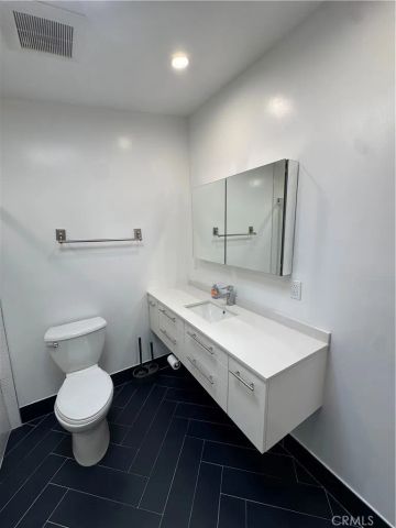 6439 Graves, Lake Balboa, CA 91406