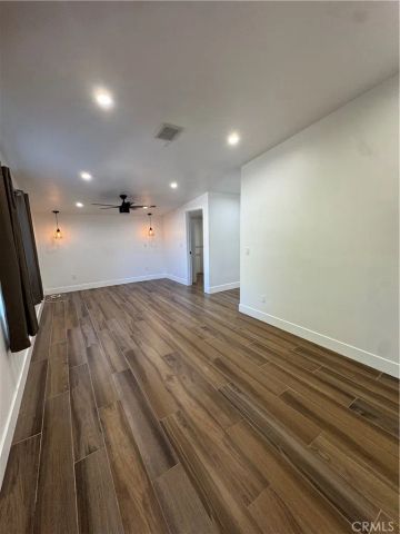 6439 Graves, Lake Balboa, CA 91406