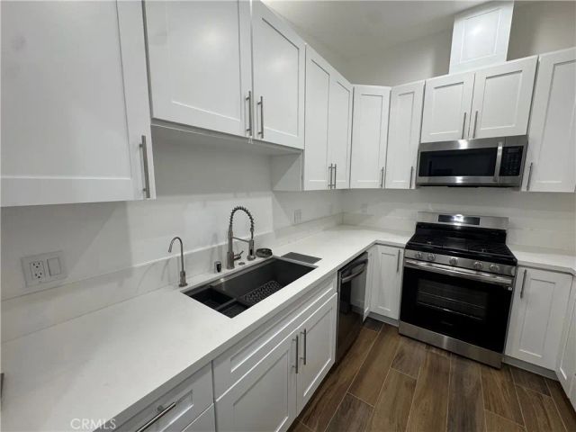 6439 Graves, Lake Balboa, CA 91406