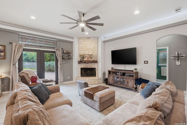 232 MEADOWLARK LN, Mcqueeney, TX 78123