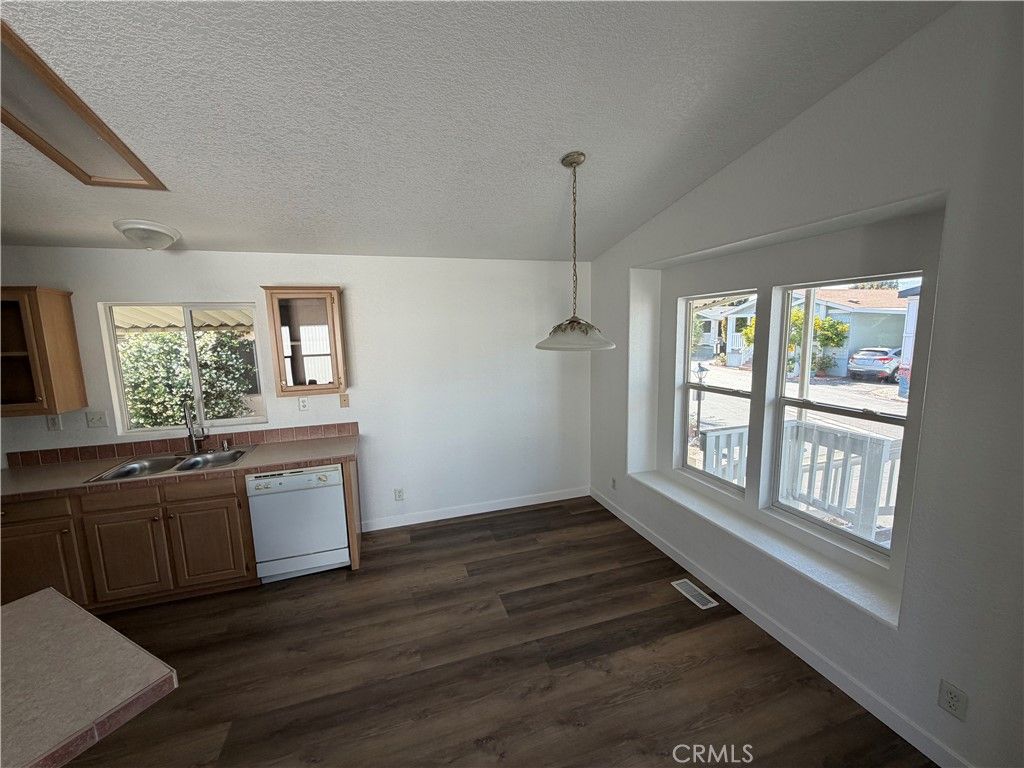 Image 2 of property listing at 10900 Sepulveda 23, San Fernando, CA 91345