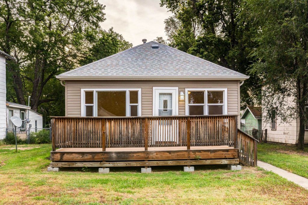 208 N Oakdale Ave, Salina, KS 67401