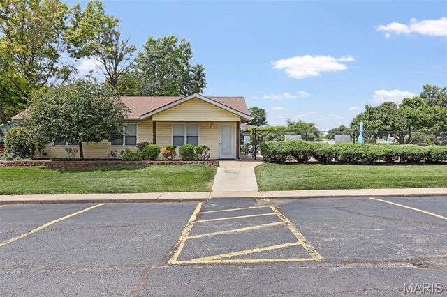 1630 Summergate Parkway J, St Peters, MO 63303