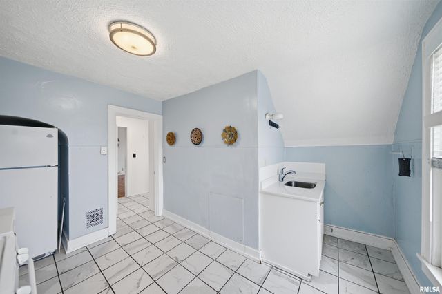 1637 W MOSS Avenue, Peoria, IL 61606