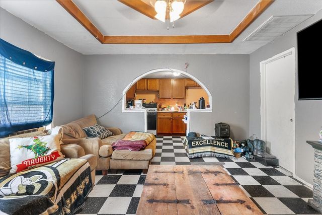 109 N Kouns Street, Cleburne, TX 76031