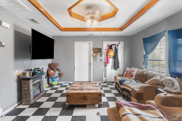 109 N Kouns Street, Cleburne, TX 76031