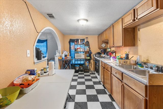 109 N Kouns Street, Cleburne, TX 76031