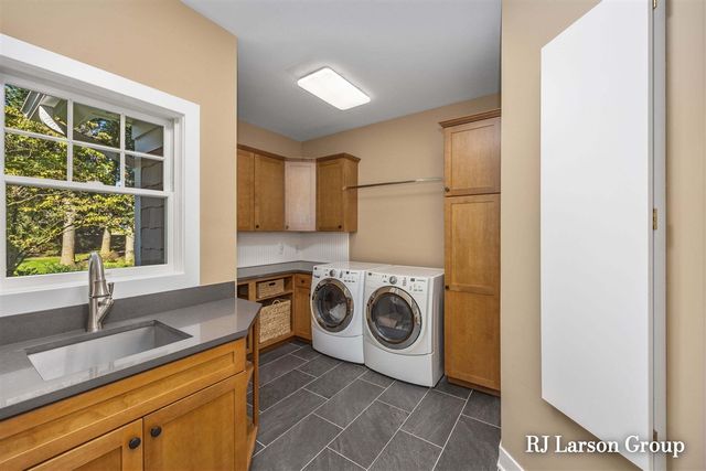 4350 S Oak Pointe Court, Grand Rapids, MI 49525