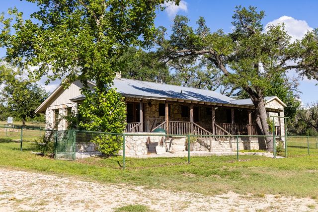 161 Flach Ranch Rd, Comfort, TX 78013