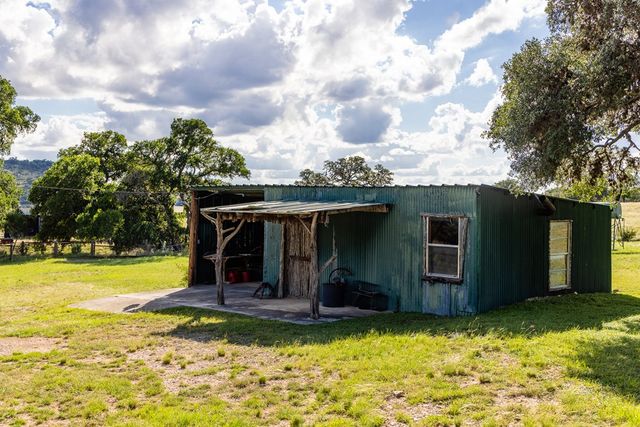 161 Flach Ranch Rd, Comfort, TX 78013
