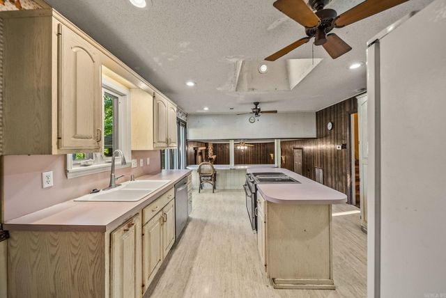 922 Kings Mountain Dr, Little Rock, AR 72211