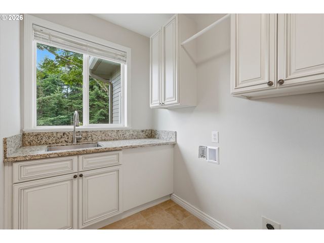 3390 CRESCENT Dr, West Linn, OR 97068