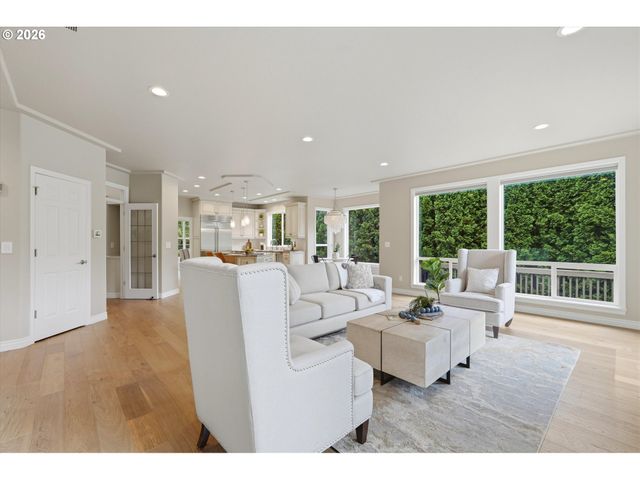 3390 CRESCENT Dr, West Linn, OR 97068