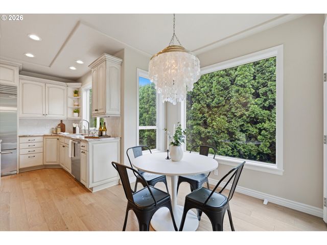3390 CRESCENT Dr, West Linn, OR 97068