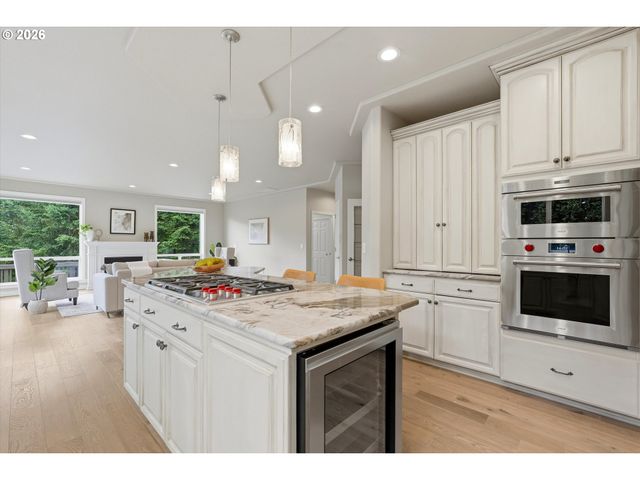 3390 CRESCENT Dr, West Linn, OR 97068
