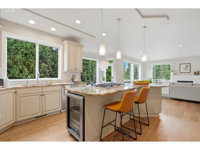 3390 CRESCENT Dr, West Linn, OR 97068