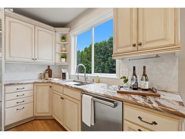 3390 CRESCENT Dr, West Linn, OR 97068