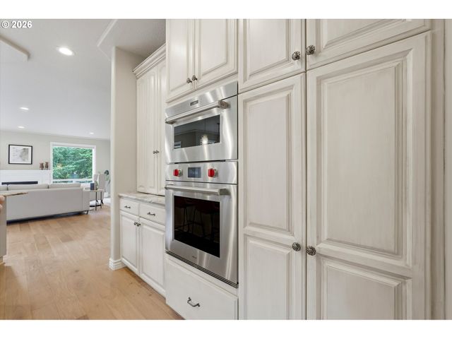 3390 CRESCENT Dr, West Linn, OR 97068