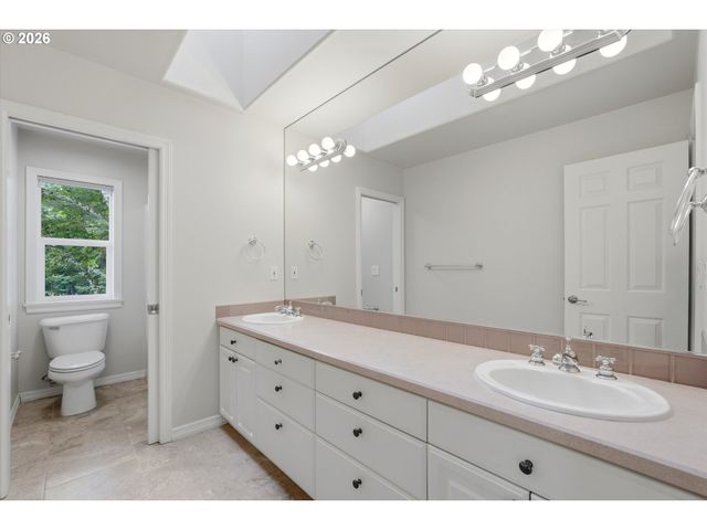 3390 CRESCENT Dr, West Linn, OR 97068