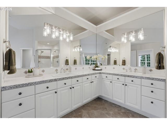 3390 CRESCENT Dr, West Linn, OR 97068