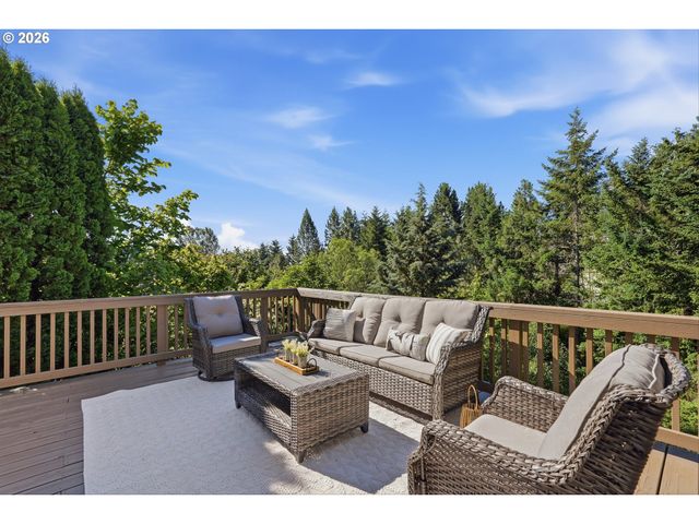 3390 CRESCENT Dr, West Linn, OR 97068