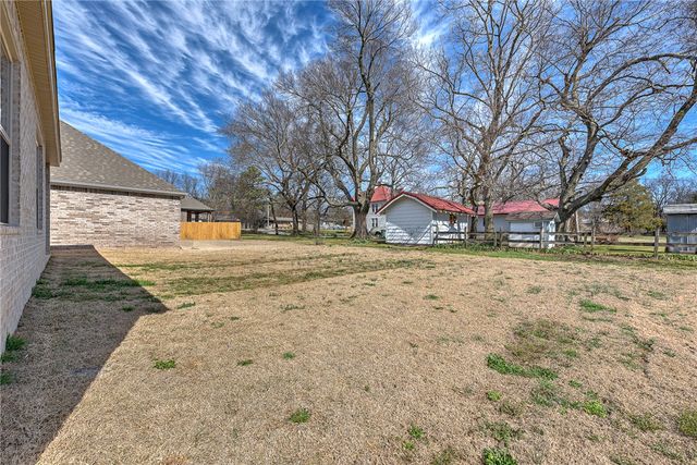 2182 N Woodlark Lane, Fayetteville, AR 72704