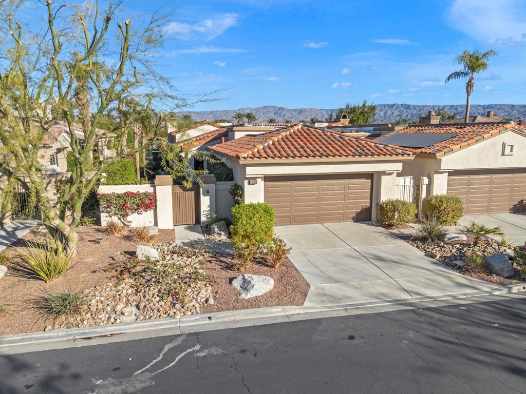 Image 5 of property listing at 422 Desert Holly Drive, Palm Desert, CA 92211