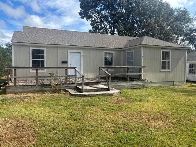 915 Kings Rd, Leesville, LA 71446