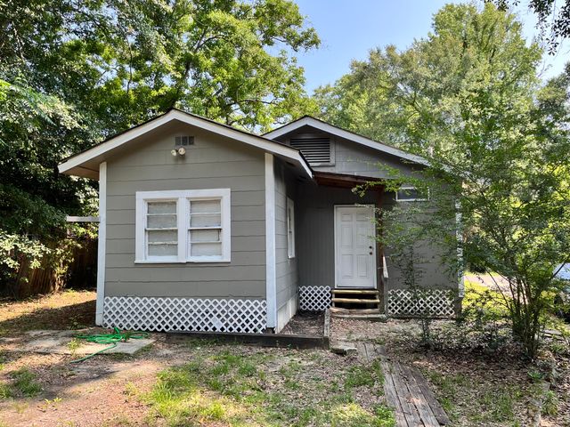 811 Milton Barnes Ave., Hattiesburg, MS 39401