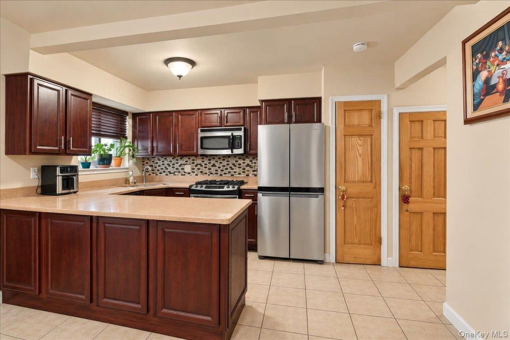 1850 Radcliff Avenue, Bronx, NY 10462 — photo 4