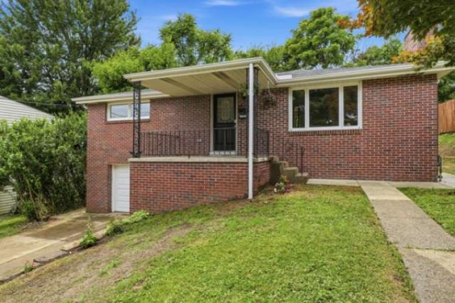 1735 Rebecca St, New Kensington, PA 15068
