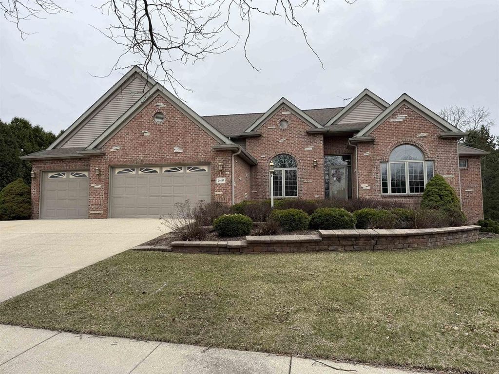 649 Roxbury Road, Rockford, IL 61107