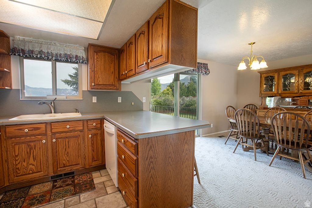 Image 8 of property listing at 248 W 5450 S, Washington Terrace, UT 84405
