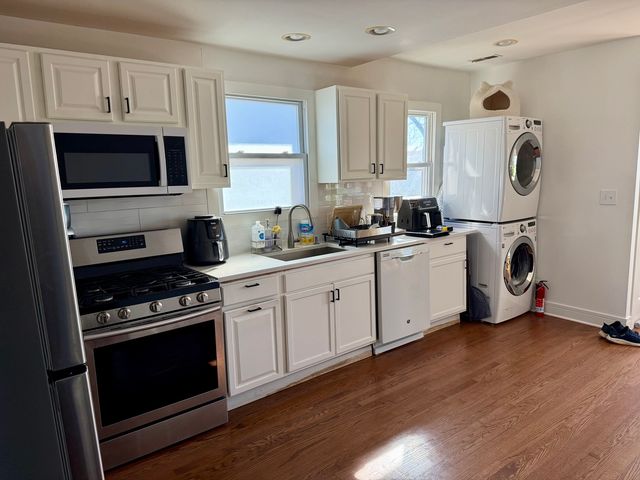 4954 W Cullom Avenue 2, Chicago, IL 60641