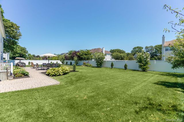 5 Daffodil Lane, Lake Grove, NY 11755