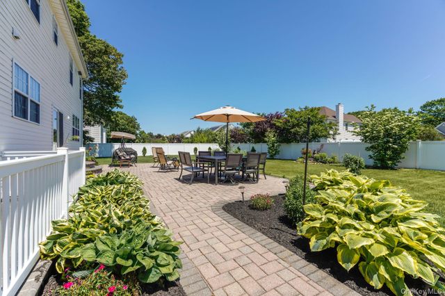 5 Daffodil Lane, Lake Grove, NY 11755