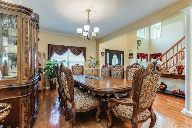 5 Daffodil Lane, Lake Grove, NY 11755