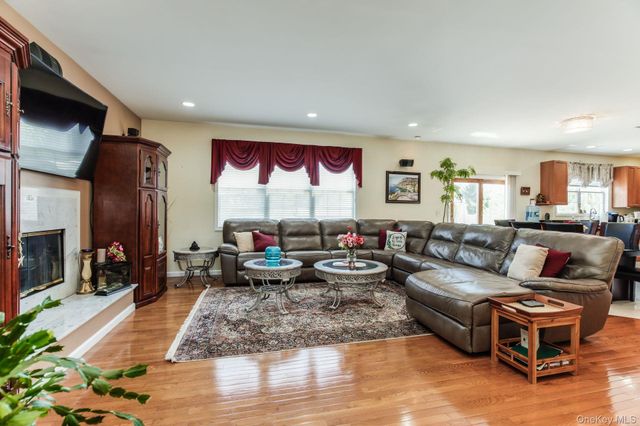 5 Daffodil Lane, Lake Grove, NY 11755