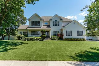 5 Daffodil Lane, Lake Grove, NY 11755