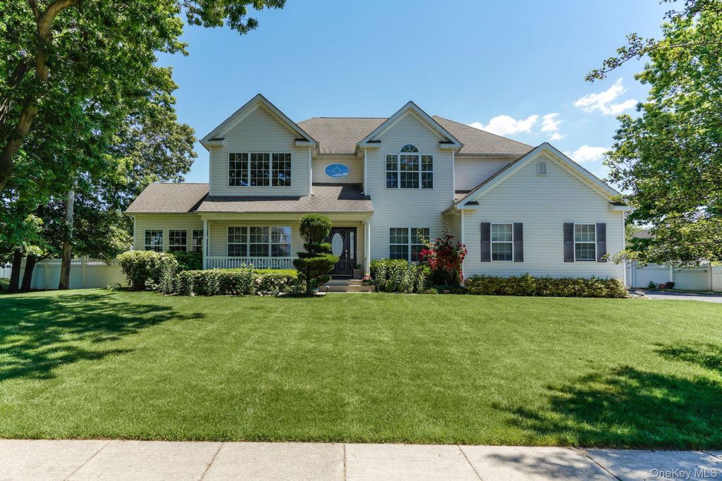 5 Daffodil Lane, Lake Grove, NY 11755