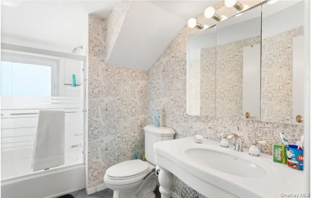 890 Thompson Drive, Bay Shore, NY 11706