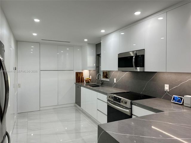 9060 SW 215th Ter, Cutler Bay, FL 33189