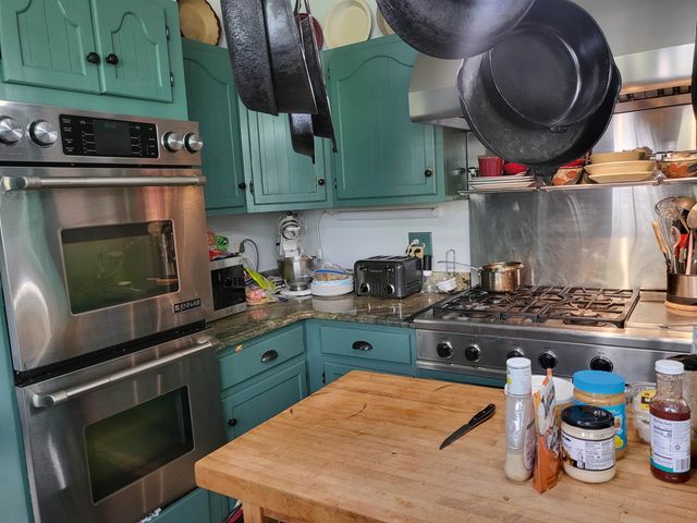 19 Raymond Road, Deerfield, NH 03037