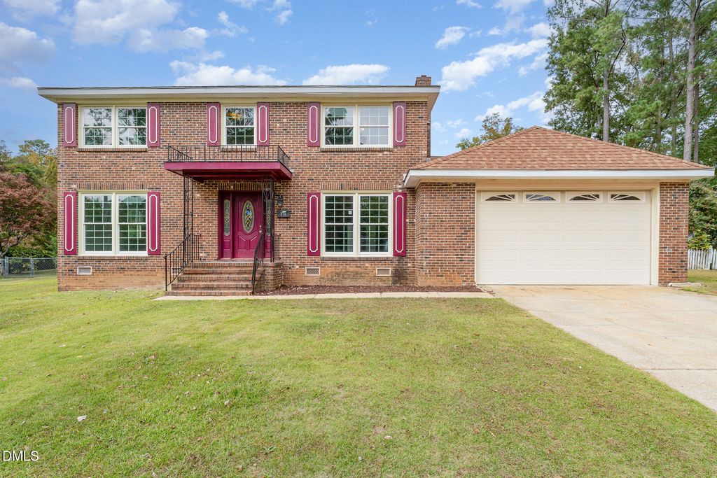 213 Rivenoak Drive, Fayetteville, NC 28303