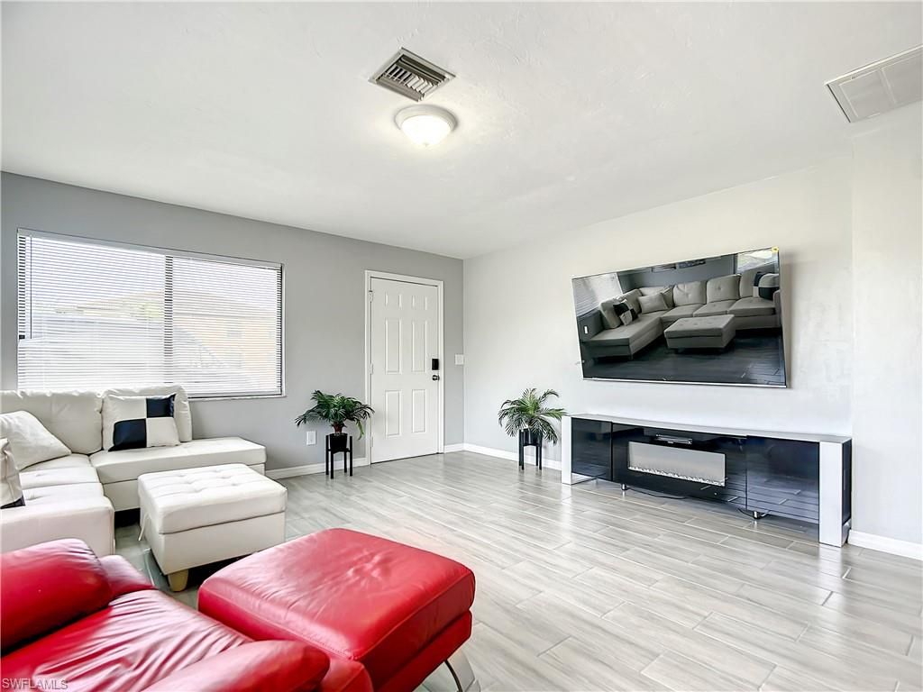 Image 5 of property listing at 4928/5000 SW 16th PL, Cape Coral, FL 33914