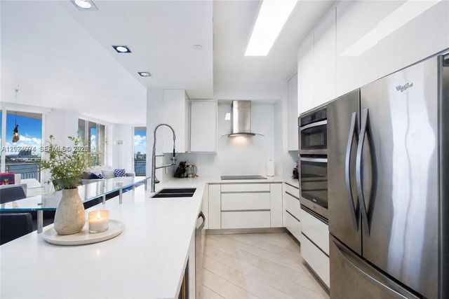 888 Brickell Key Dr 712, Miami, FL 33131