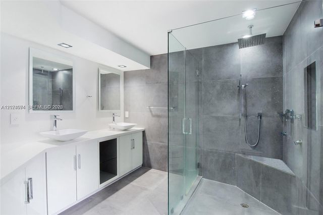 888 Brickell Key Dr 712, Miami, FL 33131