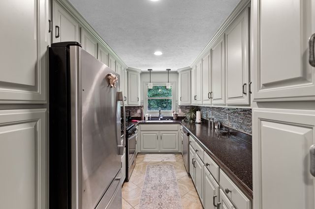 65 King Arthur Dr, Paris, TN 38242