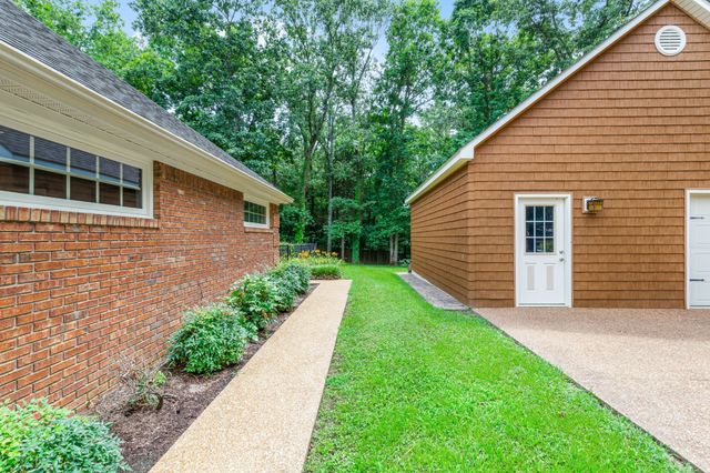 65 King Arthur Dr, Paris, TN 38242